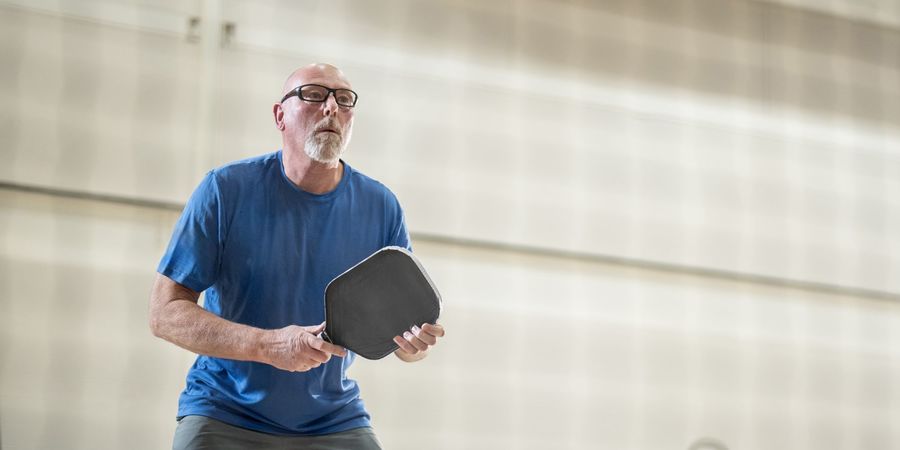 Sportende man met pickleballracket Sportende man met pickleballracket